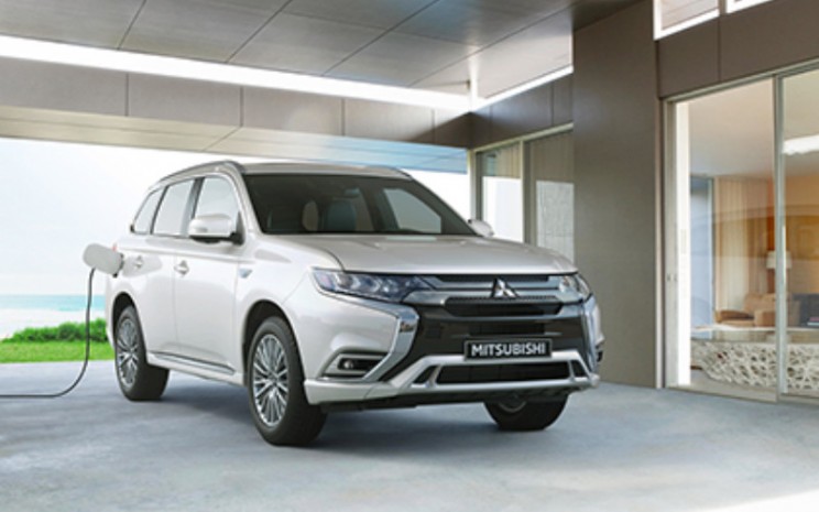 Mitsubishi Outlander PHEV adalah perwujudan dari keahlian Mitsubishi Motors di bidang elektrifikasi, SUV, dan teknologi kontrol semua roda.  - Mitsubishi Motors