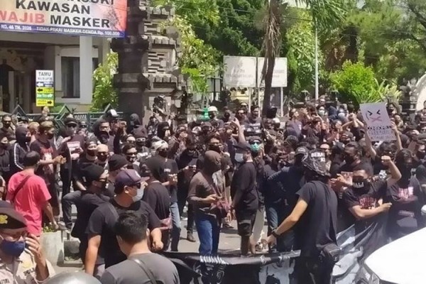 Jne Diduga Hina Nu Kasus Jne Dan Banser Gerakan Pemuda Ansor Pac Bandar Dituding Fitnah Nu Gp Ansor Bakal Laporkan Gus Nur Refly Harun Movie Revolution