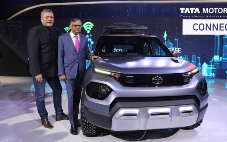 Guenter Karl Butschek, CEO dan Managing Director Tata Motors, bersama N Chandrasekaran, Chairman Tata Sons berpose di sisi Tata Motors' HBX compact SUV.  - REUTERS/ANTARA