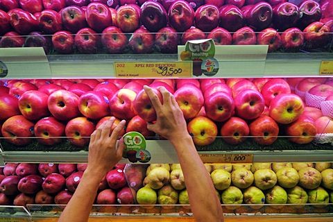 Pekerja merapikan buah apel di salah satu toko buah di Jakarta. - Ilustrasi/Antara/Zabur Karuru