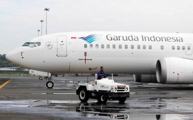 Teknisi beraktivitas di dekat pesawat Boeing 737 Max 8 milik Garuda Indonesia, di Garuda Maintenance Facility AeroAsia, bandara Soekarno-Hatta, Tangerang, Banten, Rabu (13/3/2019). - Reuters/Willy Kurniawan