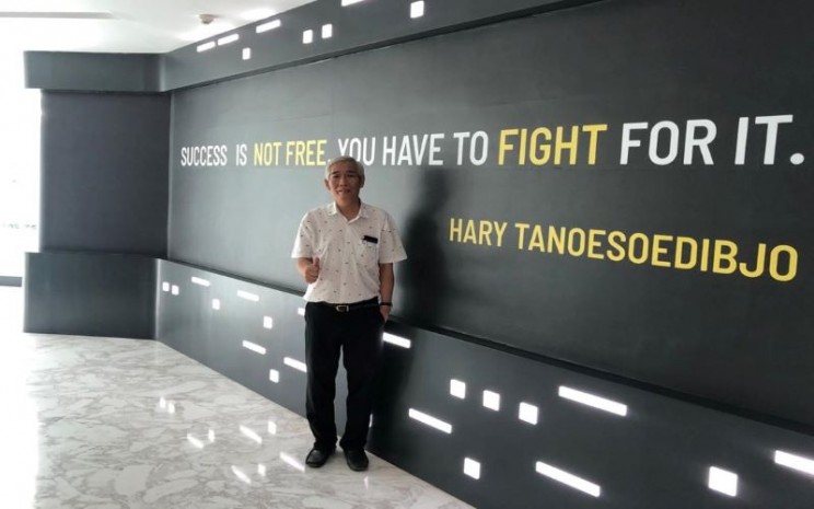 Lo Kheng Hong berpose di depan dinding berisi kutipan Chairman MNC Group Hary Tanoesoedibjo. - istimewa