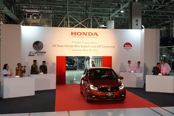 President and CEO of Asian Honda Motor Masayuki Igarashi, bersama Menperin Airlangga Hartarto mengendari All New Honda Brio menandai All-New Honda Brio Export Line Off Ceremony, Selasa (26/3/2019).  - BISNIS.COM/Doni