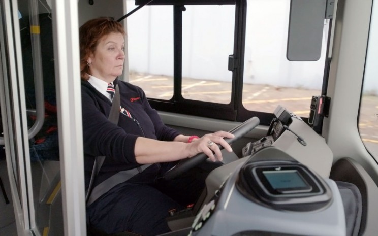 Pia Nilsson telah menjadi sopir bus selama 20 tahun dan berharap dapat mengendarai bus listrik.  - Volvo Bus