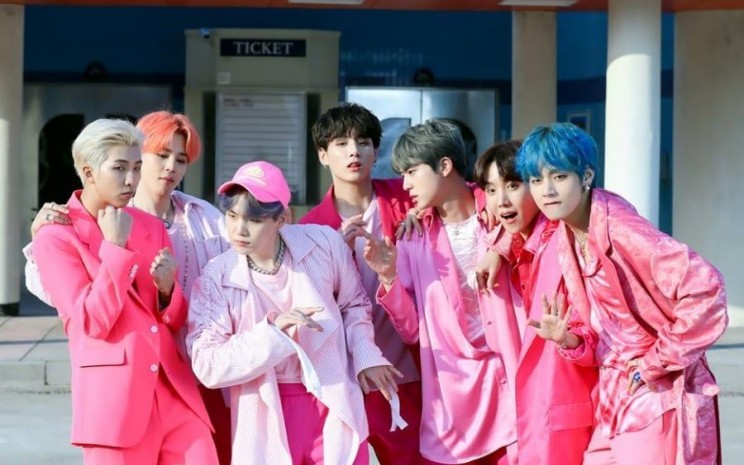 BTS' V's Blue Hair in "Boy With Luv" Concept Photos - wide 1