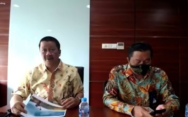 Direktur Utama Garuda Indonesia Irfan Setiaputra (kiri) dan Direktur Keuangan Garuda Indonesia Prasetio (kanan) saat paparan publik daring, Selasa (15/12/2020). - Dhiany Nadya Utami