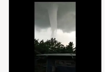 Video Puting Beliung Mirip Tornado Terjang Wonogiri