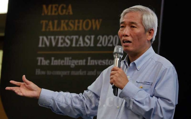 Investor saham yang dijuluki Warren Buffet Indonesia Lo Kheng Hong memaparkan materinya pada acara Mega Talkshow Investasi 2020 di Aula Barat Institut Teknologi Bandung (ITB), Bandung, Jawa Barat, Sabtu (7/3/2020). Bisnis - Rachman