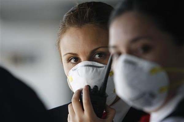 Ilustrasi pemakaian masker untuk menghindari penyebaran virus influenza. - Reuters/Ivan Alvarado