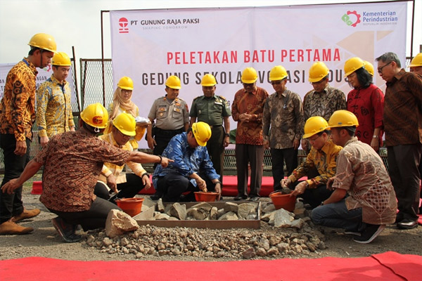 Peletakan batu pertama gedung sekolah Vokasi industri PT Gunung Raja Paksi di Cikarang, Jumat (15/2/2019).  - GUNUNG PAKSI