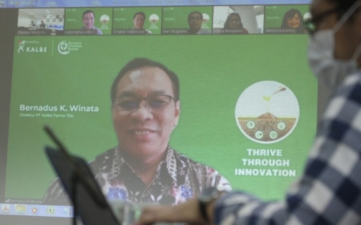 Layar menampilkan Direktur PT Kalbe Farma Tbk. Bernadus Karmin Winata memberikan pemaparan saat kunjungan virtual ke redaksi Bisnis Indonesia di Jakarta, Kamis (28/1). Bisnis - Arief Hermawan P