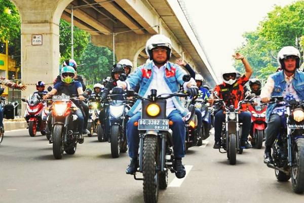 Menteri Perhubungan Budi Karya Sumadi mengendarai sepeda motor dalam kegiatan Milenial Safety Riding bersama komunitas biker di Palembang. - Istimewa
