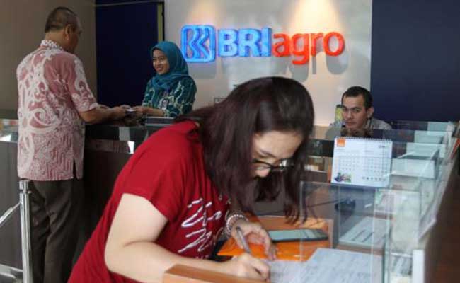 Karyawan melayani nasabah di cabang utama salahBank BRI Agro , di Jakarta, Senin (27/1 - 2020)