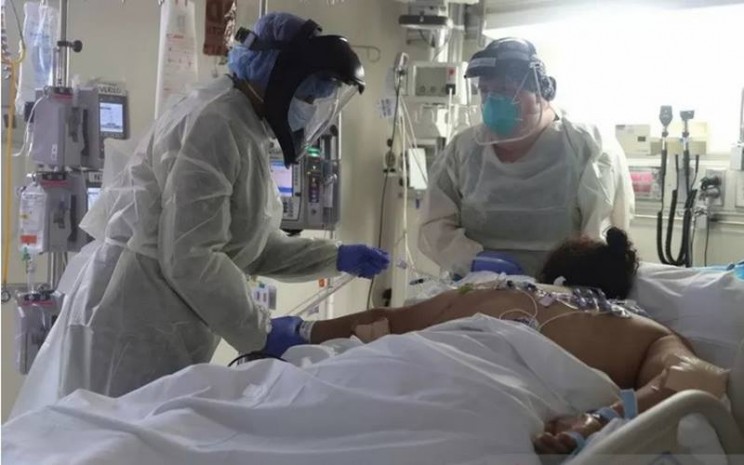 rnPetugas medis merawat pasien Covid-19 di Unit Perawatan Intensif (ICU) Rumah Sakit Scripps Mercy, di Chula Vista, California, Amerika Serikat, Selasa (12/5/2020). - Antara/Reuters\\r\\n