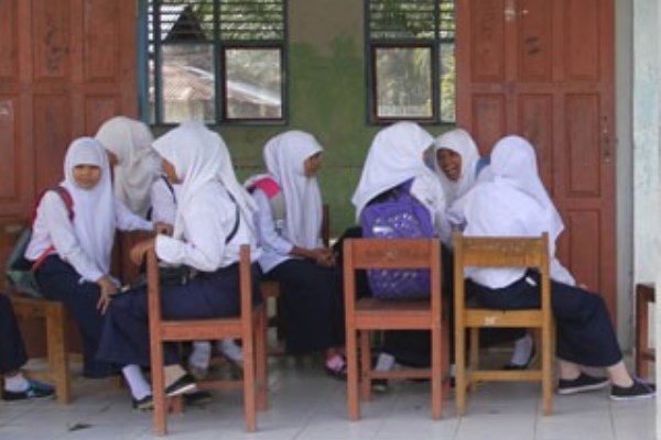 Pemaksaan menggunakan seragam sekolah dengan menonjolkan atribut agam tertentu, akan berdampak pada kesehatan psikologis siswa dan siswi di sekolah negeri - Antara/Muhammad Arif Pribadi