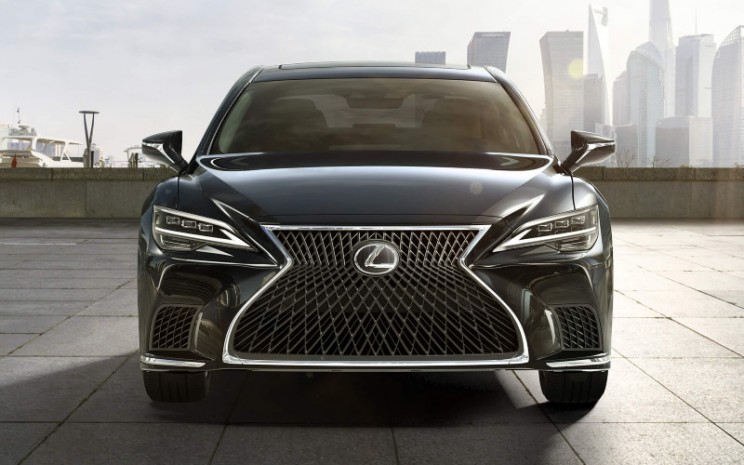 Lexus LS 500. Lexus siap kembali memperkuat eksistensinya di dunia mewah dengan desain, craftsmanship, dan performa.  - Lexus