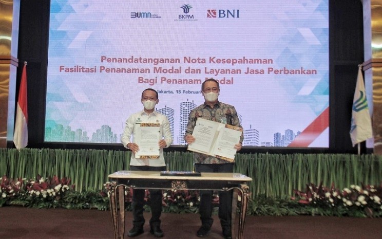 Direktur Utama BNI Royke Tumilaar (kanan) dan Kepala BKPM Bahlil Lahadalia (kiri) menandatangani MoU tentang Fasilitasi Penanaman Modal dan Layanan Jasa Perbankan bagi Penanam Modal di Jakarta, Senin (15/2/2021). - Dok. BNI