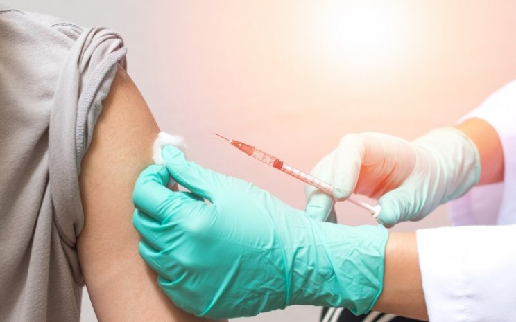 Efek sampinng dari suntikan vaksin virus corona (Covid-19) adalah nyeri pada tempat suntikan. - ilustrasi