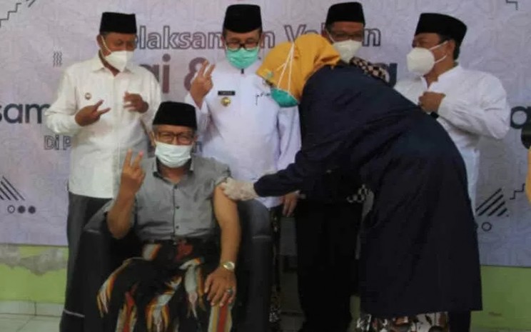 Wagub Jabar Uu Ruzhanul Ulum (kiri) saat meninjau vaksinasi di Ponpes Kempek Cirebon.  - ANTARA