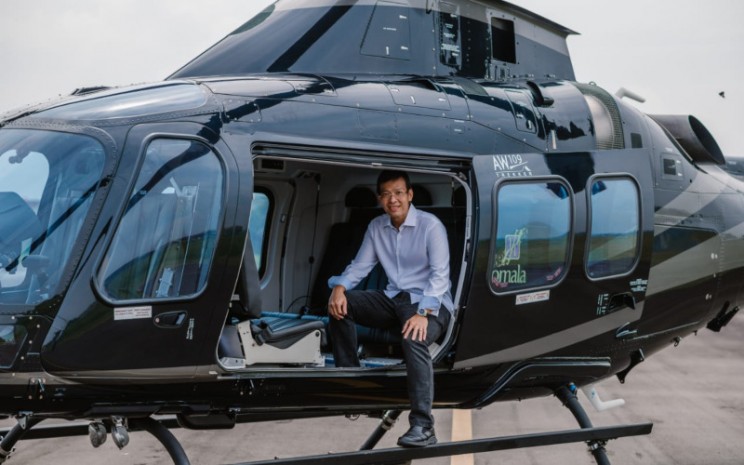 Direktur Utama PT Jaya Trishindo Tbk. Edwin Widjaja berfoto di dalam Helikopter yang jadi aset utama bisnisnya. Emiten bersandi HELI ini menargetkan dapat merambah bisnis baru pengiriman barang menggunakan pesawat nirawak pada semester II - 2021.