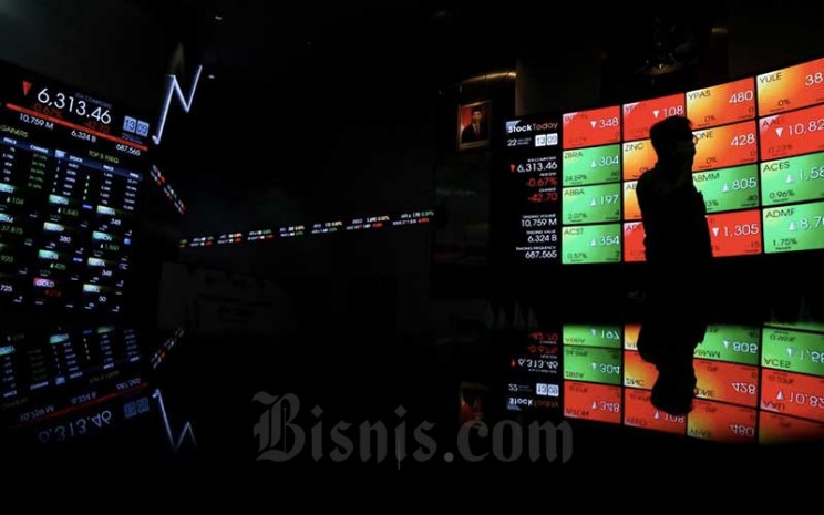 Pengunjung melintasi papan elektronik yang menampilkan pergerakan indeks harga saham gabungan (IHSG) di Bursa Efek Indonesia, Jakarta, Senin (22/3/2021). Bisnis - Eusebio Chrysnamurti