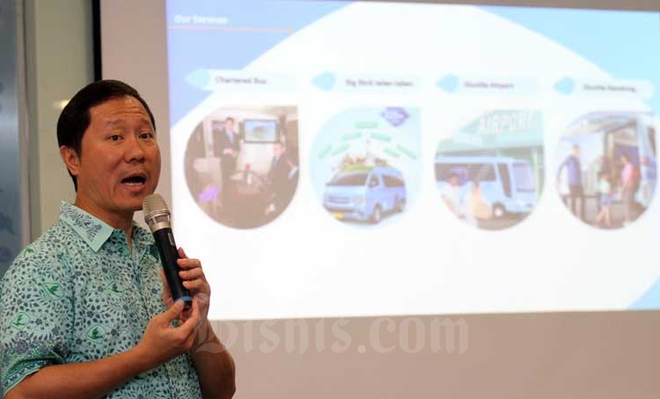 Direktur PT Blue Bird Tbk. Sigit Djokosoetono memberikan pemaaran saat jumpa media di Jakarta, Rabu (19/2/2020). Bisnis - Arief Hermawan P