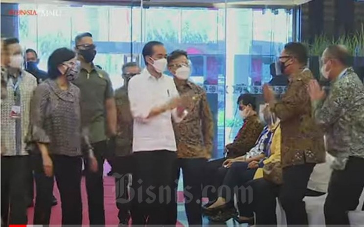 Presiden Jokowi saat meninjau vaksinasi massal untuk kalangan perbankan dan bursa saham di BEI, Rabu (31/3/2021). - Youtube/Sekretariat Presiden