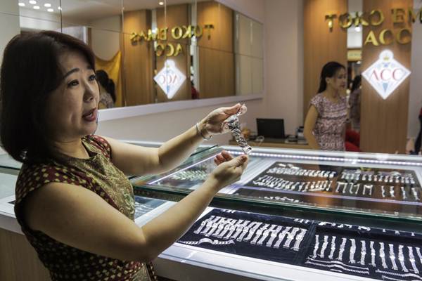 Direktur Utama PT Hartadinata Abadi Tbk Sandra Sunanto memperlihatkan koleksi perhiasan emas di toko emas ACC, di Blok M Square, Jakarta, Selasa (5/9). - JIBI/Felix Jody Kinarwan