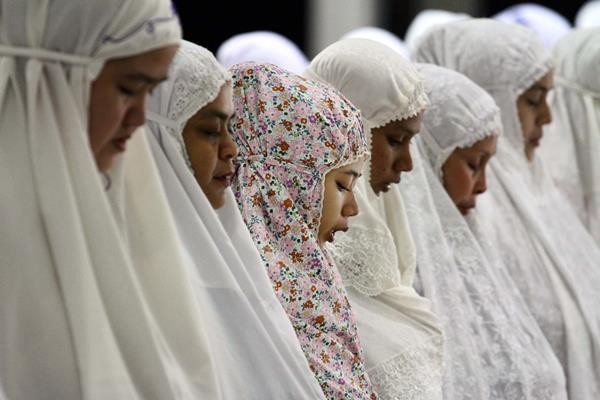 Ilustrasi umat muslim wanita tengah menunaikan ibadah shalat - Antara