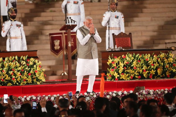 Narendra Modi menyapa para pendukungnya setelah dilantik menjadi Perdana Menteri (PM) India untuk periode kedua di Istana Presiden di New Delhi, India, Kamis (30/5/2019).  - Reuters/Adnan Abidi