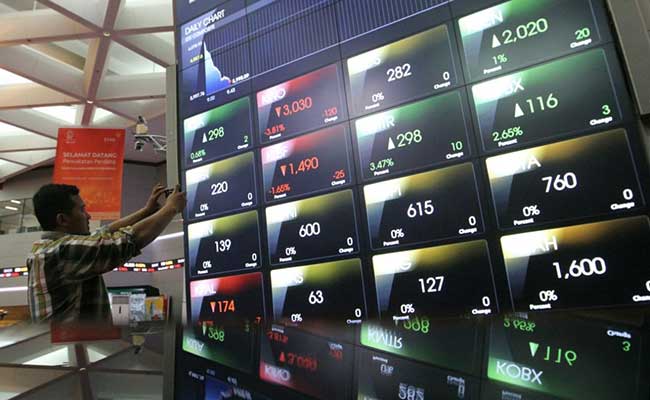 Pengunjung menggunakan ponsel memotret papan elektronik yang menampilkan pergerakan harga saham di Jakarta, Jumat (31/1/2020). Bisnis - Dedi Gunawan  