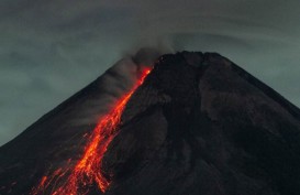Gunung Merapi Kembali 'Batuk', Luncurkan Lava Pijar ke Arah Barat Daya