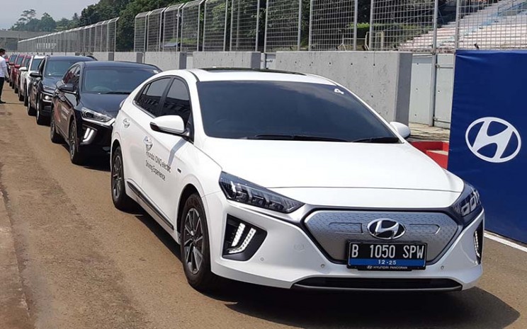 Hyundai Ionic EV dalam Hyundai Track Day di Sirkuit Sentul, Jawa Barat, Jumat (19/3/2021).  - Bisnis/Dionisiono Damara