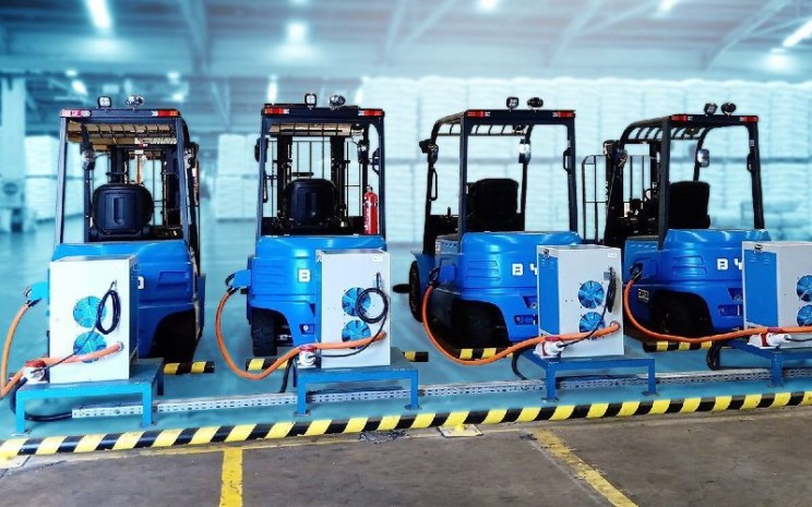 Forklift listrik yang digunakan Chandra Asri merupakan salah satu wujud komitmen dalam melaksanakan operasional perusahaan yang mengacu pada sistem keberlanjutan.  - facebook