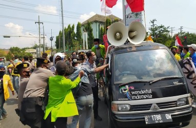 Peringatan Hari Buruh di Semarang Diwarnai Benturan