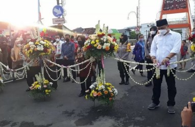 Risma dan Wali Kota Surabaya Resmikan Jembatan Sawunggaling