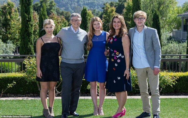 Bill (kedua dari kiri) dan Melinda Gates (kedua dari kanan) bersama anak-anaknya -  Facebook Melinda