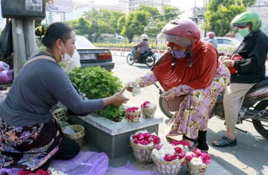 Kisah Pedagang Bunga di TPU, Berharap Ada Untung di Tengah Pandemi