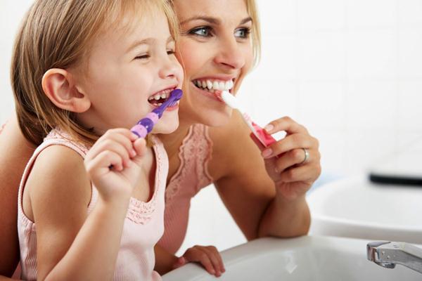 Ilustrasi. Mencuci gigi dengan pasta gigi berfluorida di pagi hari membantu menghilangkan plak dan bau mulut. Selain itu, untuk melindungi email gigi dari asam dengan menciptakan penghalang.  - Vadentist