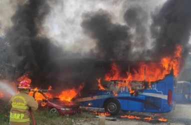 Satu Bus dan Dua Sedan Terbakar di Mampang Prapatan