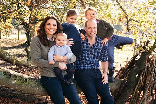 Kartu Natal Pangeran William dan Kate Middleton bersama ketiga anak mereka. -  Istimewa