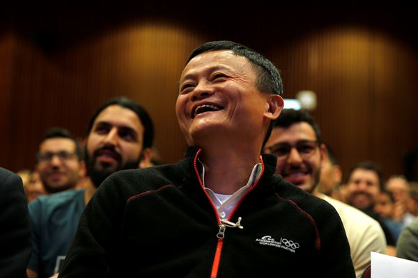 Jack Ma, pendiri e-commerce raksasa dari China, Alibaba, tertawa saat acara di Universitas Tel Aviv, Israel, 3 Mei 2018. - Reuters