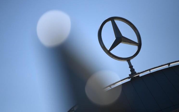 Bintang Lancip Tiga, logo Mercedes Benz.  - REUTERS