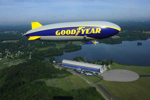 Balon promosi Goodyear di atas pabrik ban.  - goodyear.