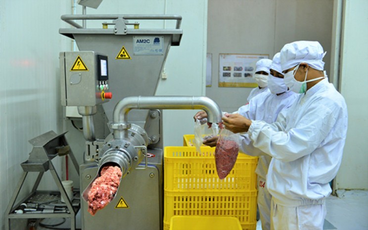 Salah satu proses mengolah daging di pabrik PT Widodo Makmur Unggas. Istimewa