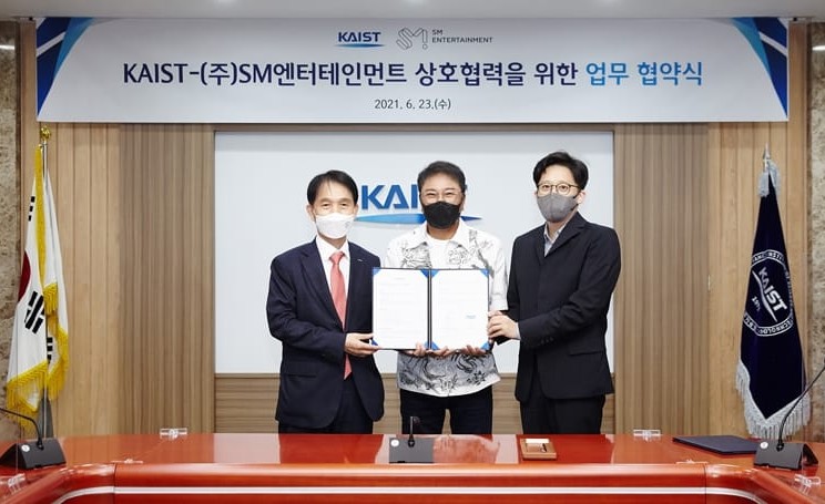 SM Entertainment dan KAIST meneken MoU kerja sama terkait teknologi budaya. - sumber:smentertainment.com