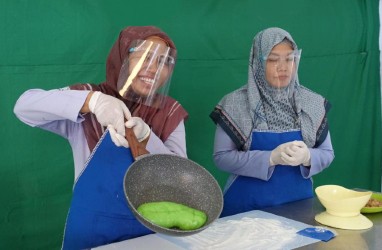 Antusias, Warga Masyarakat Ikuti Pelatihan Bikin Mochi Rumput Laut