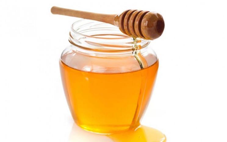 Honey-lemon shot terbuat dari campuran madu dan lemon. Campuran kedua bahan ini dipercaya bisa menjadi booster untuk kekebalan tubuh, menyembuhkan berbagai penyakit, bahkan untuk diet juga lho!   - Madurasa