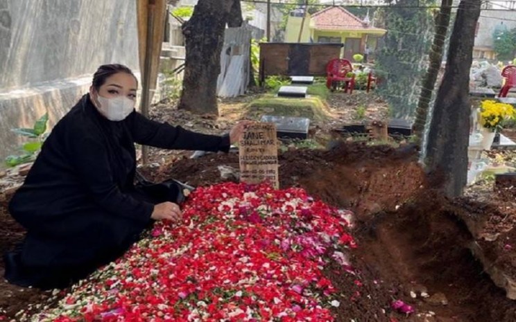Elisya Olive di makam Jane Shalimar. Minggu (4/7/2021). - Instagram @elisya.olive