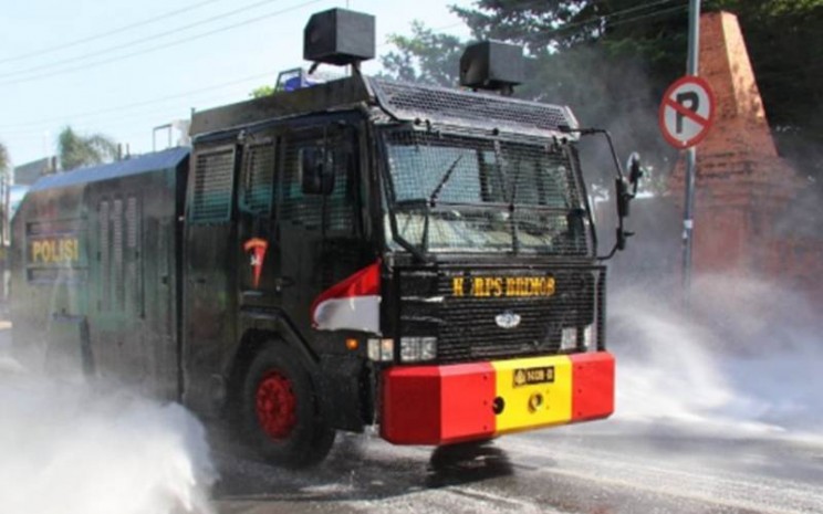 Penyemprotan cairan disinfektan menggunakan mobil armoured water cannon (AWC) milik polisi di sejumlah jalan raya di Kabupaten Kudus, Jawa Tengah, Jumat (4/6/2021)./Antara - HO/Humas Polres Kudus